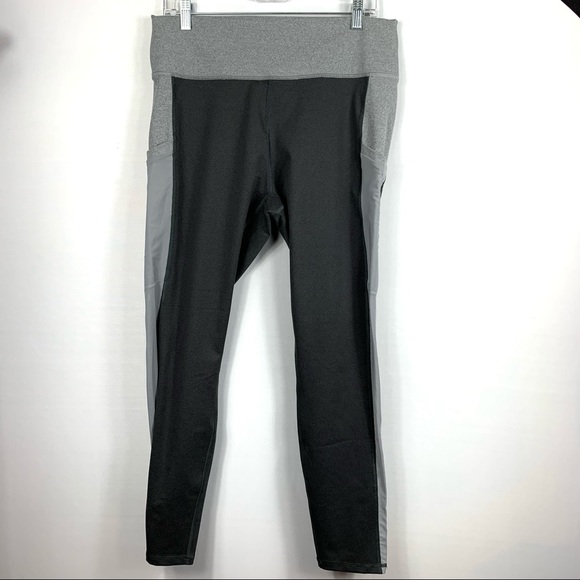 Fabletics On-The-Go Legging - Picture 2 of 7